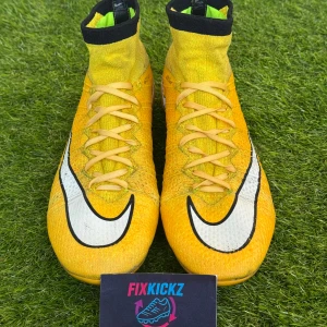 Nike Mercurial Superfly - Vi säljer ett par Superflys  Skick: 7/10 Storlek: 44 Nypris: 3000kr Har du eventuella frågor eller vill ha fler bilder, FRÅGA!