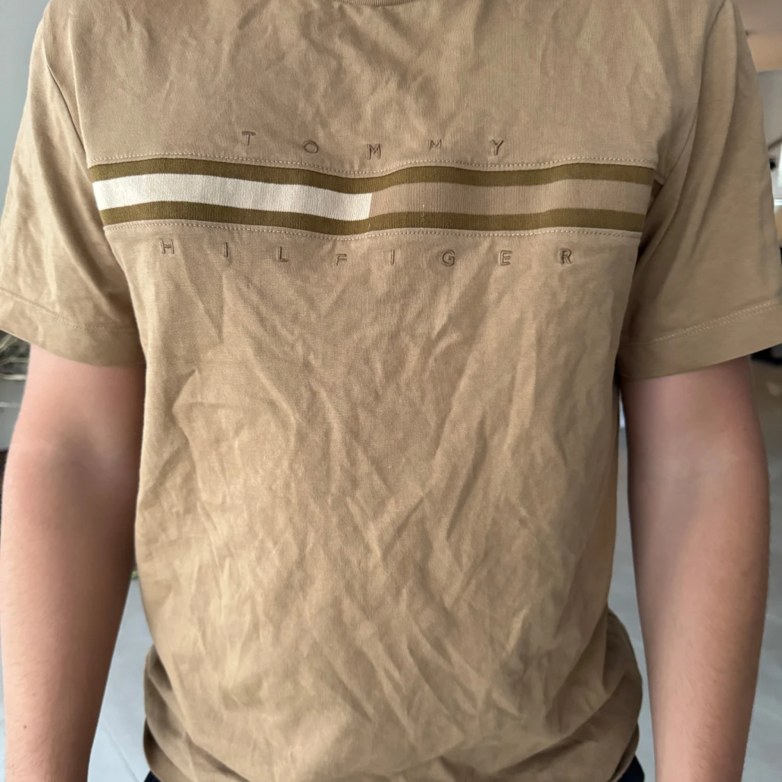 Beige t-shirt från Tommy Hilfiger