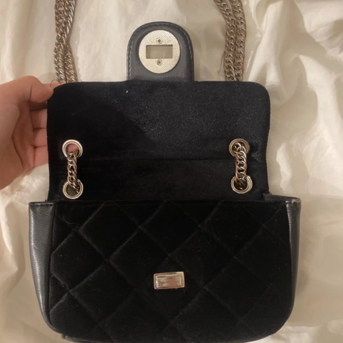 Svart quiltad axelväska från BikBok - 1