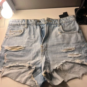 Ljusblå jeansshorts  - Super fina shorts från zara, har dock en liten fläck på baksidan precis under fickan (kolla bild). Går säkert bort😊😊