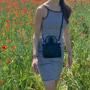 Randig klänning - Randig svartvit sommarklänning.