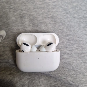 Hörlurar - Äkta! Säljs nu, köpta för 2999 kr. Mitt pris är 899 :-. Aktiv noice cancelling, perfekt för gymmet eller jobbet. Sjuka på sommarn 😉. Fråga gärna om något undras.