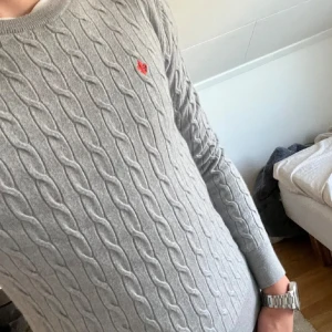 kabelstickad Morris tröja - Säljer en kabelstickade Morris tröja då den inte längre passar mig. Storlek S men är liten i storleken så bör passa Xs. Den är bara använd några få gånger! Kan sänka priset vid snabb affär. Bilderna är från killen jag köpte den från! Tveka inte att kontakta mig angående frågor.