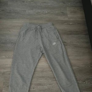 Grå mjukisbyxor från Nike - Riktigt sköna mjukis byxor från Nike 
