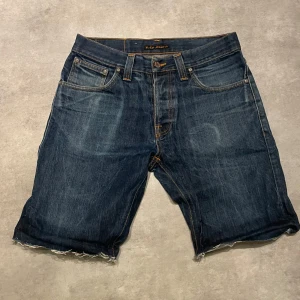 Nudie Jeans shorts, dry selvage  - Sjuka Nudie shorts, modell regular Alf. De är även dry selvage vilket är nudies dyraste version. Grymma inför sommaren. Vid frågor kontakta ! Allt gott.