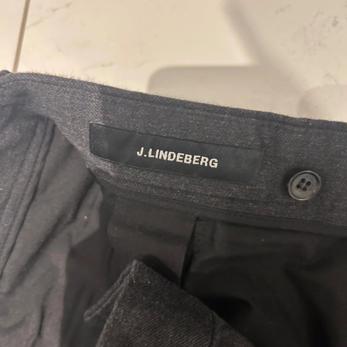 Mörkgrå kostymbyxor från J.Lindeberg - 2