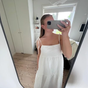 Vit långklänning  - Intressekoll på denna superfina klänningen från Pieces! Klänningen har ett strukturerat tyg/mönster. Perfekt för varma dagar och somriga tillfällen. Storlek L men passar mig bra som har M/S🤍 Hör av dig vid frågor!🤍