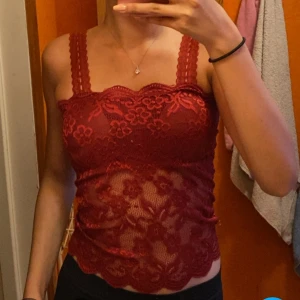 Topp - Röd stretchig topp köp utomlands. Skulle säga storlek Xs/S. Helt ny och inbyggda bh kuddar