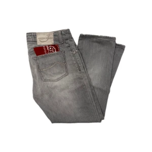 Jacob Cohén Jeans - Ljusgråa Jacob Cohén jeans i väldigt bra skick. Kan skicka modellbilder vid förfrågan. Äkta med Jacob Cohén duk samt skydd av registrerat bolag