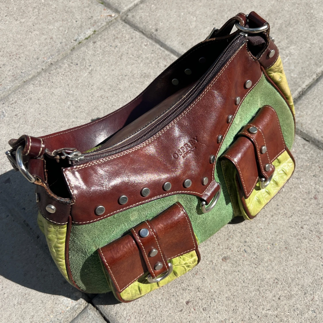 Grön och brun axelväska med detaljer - 4