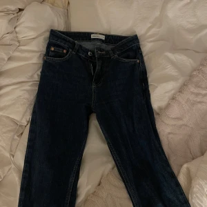 Mörkblå jeans från Perfect Jeans - Säljer ett par mörkblå jeans från Gina tricot. Jeansen har en rak passform 