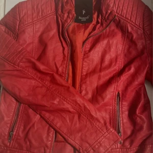 Bikerjacka - Snygg röd skinnjacka/bikerjacka från Sisters Point med dragkedja framtill och två fickor med dragkedja. Jackan har quiltade detaljer på axlarna och är helröd med klassisk passform. Legat undanvikt därav skrynklig men går lätt att fixa, pris går att diskutera ☺️