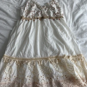 Somrig klänning  - Kort somrig klänning med lite paljetter o snäckor, köpt i Italien så de finns ingen lapp eller så men skulle gissa på storlek S :) ganska tjockt material. Använd 1-2 gånger