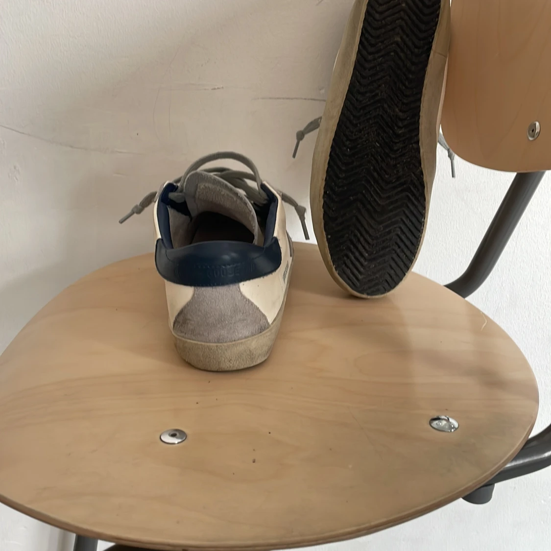 Vita sneakers med grå stjärndetalj - 1