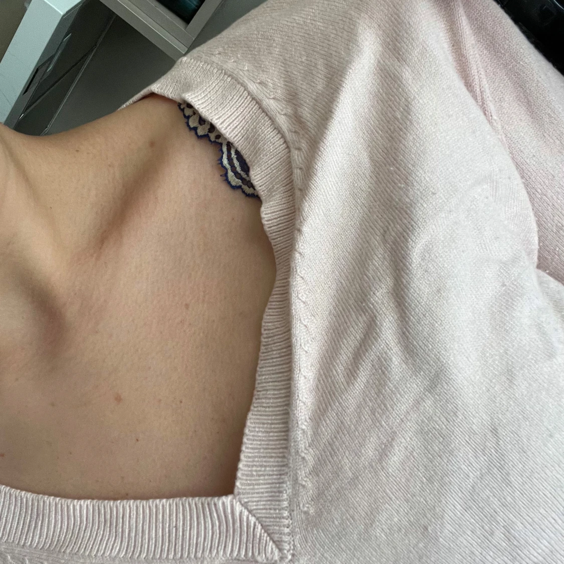 Ljusrosa v-ringad tröja - 3