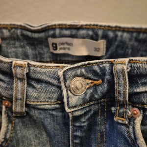 Blå jeansbyxor från Gina Tricot - Säljer ett par klassiska blå jeansbyxor från Gina Tricot i rak modell. Byxorna har normal passform, fem fickor och knappgylf. Perfekta till vardags och enkla att matcha med olika toppar.