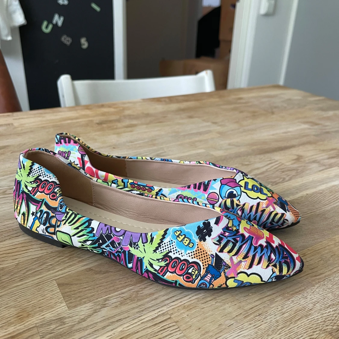 Färgglada ballerinaskor med serietidningsmönster - 1