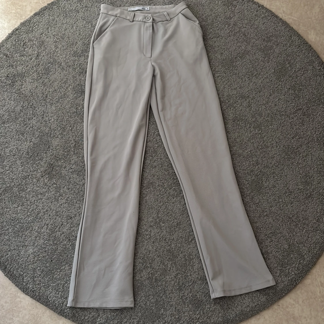 Grå/beigea kostymbyxor 