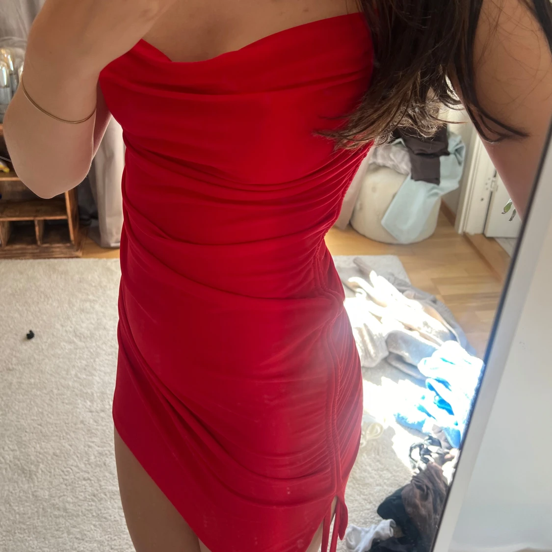 Röd axelbandslös kortklänning