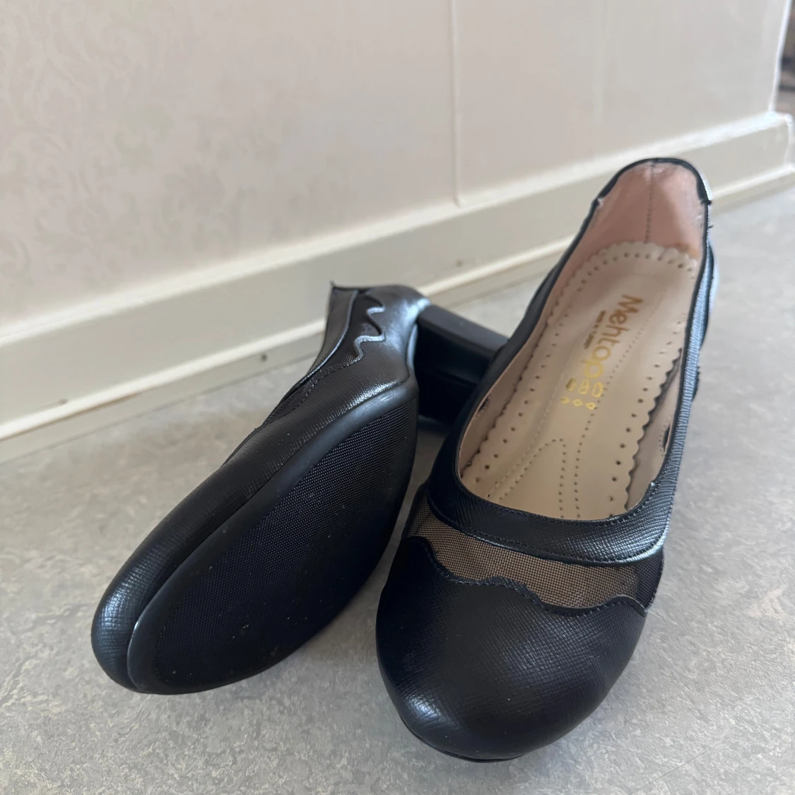 Svarta pumps med meshdetaljer från Marlop - 1