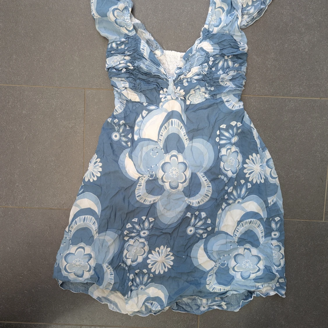 Blåvit blommig klänning från Mississippi - 1