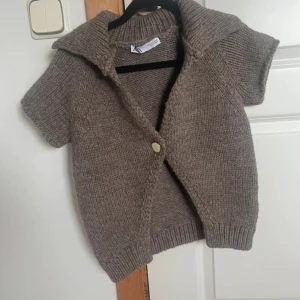 Beige stickad kofta från Zara - Säljer en mysig beige stickad kofta från Zara.Storlek S nyskick!💗