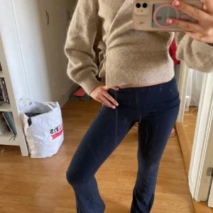 Mörkblå yoga pants  - Andvänd några gånger. Stolek xs men ganska stretchiga, bra basic plagg!💕