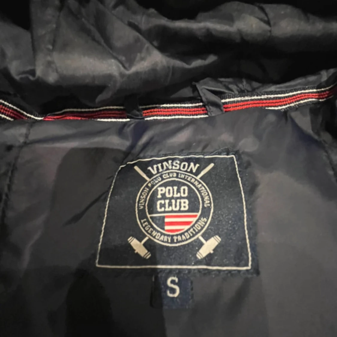 Mörkblå pufferjacka med fuskpäls från Vinson Polo Club - 2