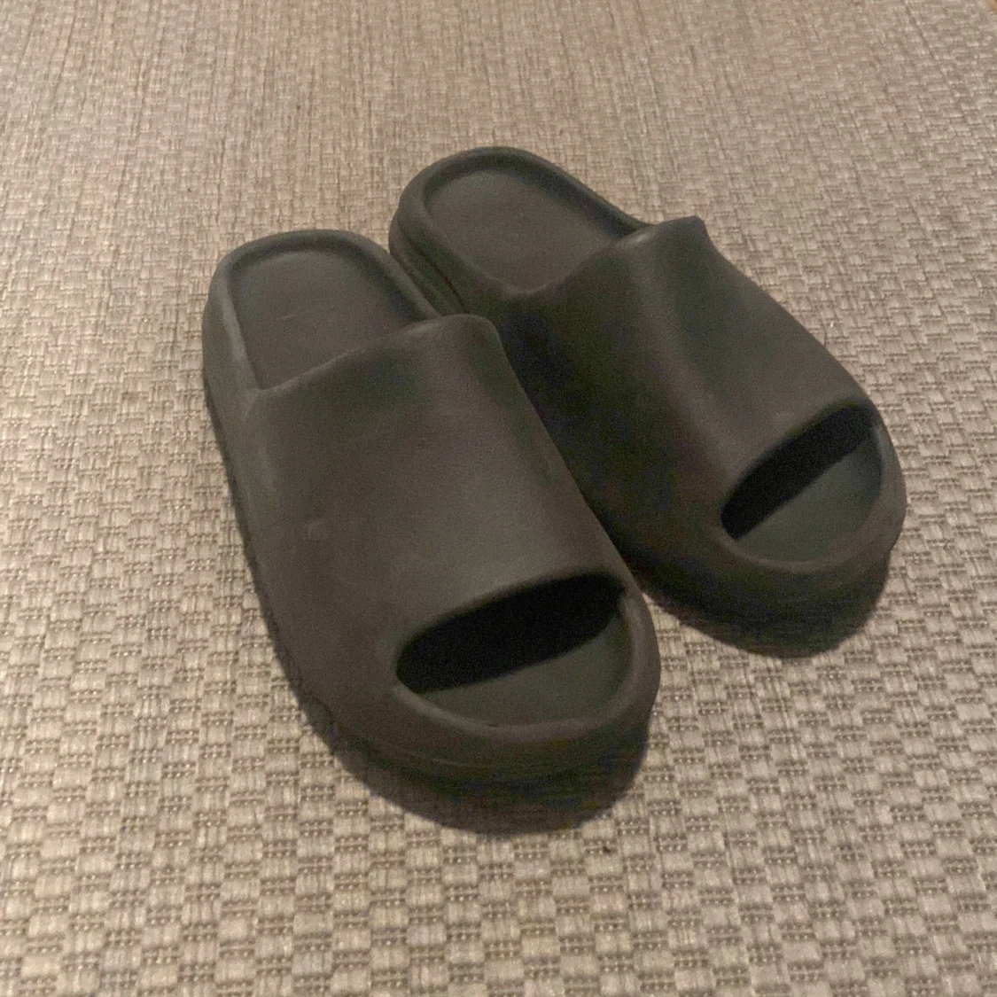 Svarta slides sandaler