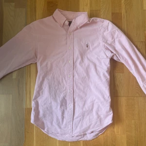 Rosa skjorta från Ralph lauren - Hej säljer min skjorta från Ralph Lauren! Jag har använt den max 10 gånger bara till fina tillfällen! Skick 9/10. Hör av er vid frågor!