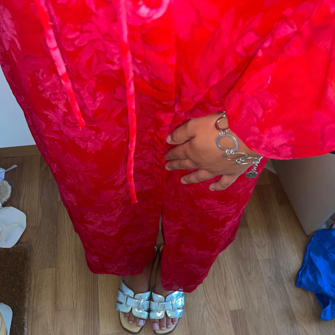 Röd långklänning med blommigt mönster - 1