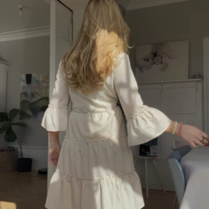 Beige klänning från vila  - Supersöt krämvit klänning från Vila som är helt oanvänd med lappen kvar. Nypris 450kr💗💖