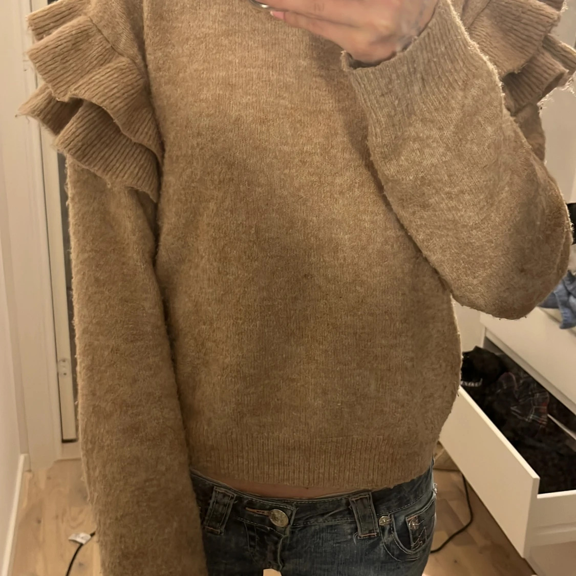 Beige stickad tröja med volangdetaljer - 2