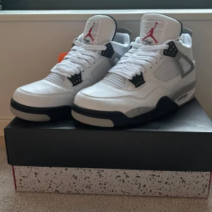 Jordan 4 white cement - Helt nya Jordan 4 white cement i storlek 43. Säljer på grund av fel storlek. 