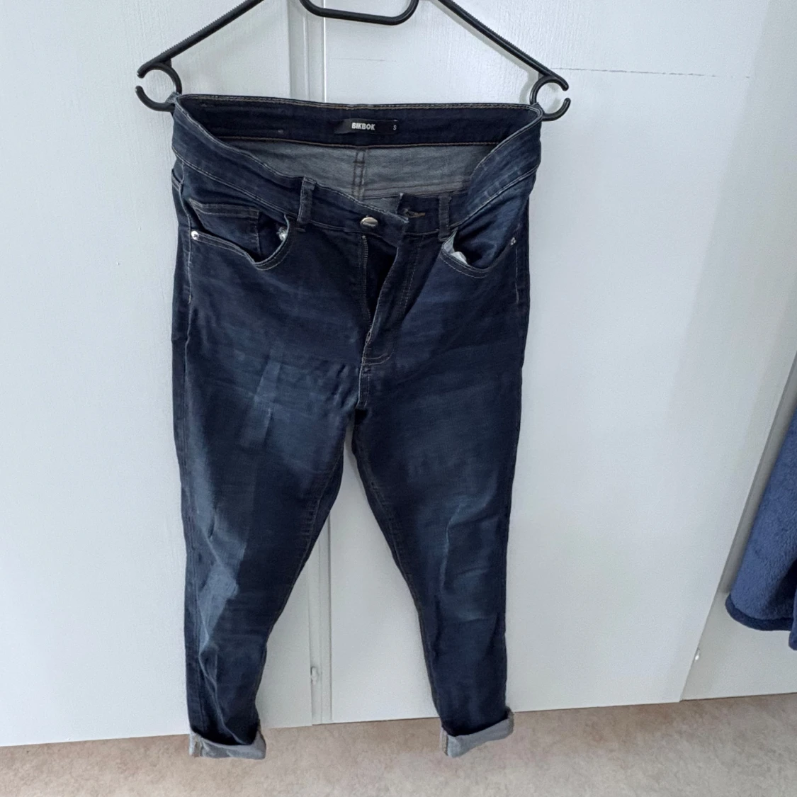 Mörkblå jeansbyxor från BikBok