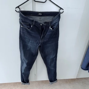 Mörkblå jeansbyxor från BikBok - Säljer ett par mörkblå jeansbyxor från BikBok i storlek S. Byxorna har klassisk femficksdesign, smal passform och normal midja. Perfekta till vardags och lätta att matcha med olika toppar.