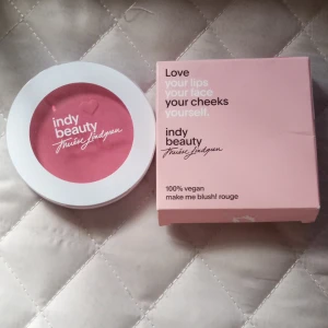Indy Beauty make me blush! rouge - Säljer ett rosa rouge från Indy Beauty med ett litet hjärta i mitten av pudret. Kommer i en rund vit dosa och tillhörande rosa kartong. 100% veganskt och ger en naturlig färg till kinderna. Använd cirka 2 gånger😊😊
