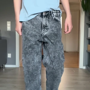 Gråa jeans - OBS! Storlek 158 (barn/ungdom), inte vuxenstorlek! Systemet kräver att jag väljer storlek – därför står det W32, men jeansen är egentligen barnstorlek 158, vilket motsvarar ungefär W26–W28.