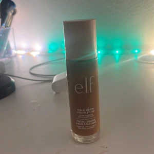 e.l.f. Halo Glow Liquid Filter - Säljer en e.l.f. Halo Glow Liquid Filter, en flytande glow booster som ger huden en strålande finish. Shade 6 är färgen. 