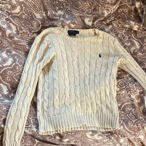 Ralph lauren Polo tröja stl XS!! - Jag säljer en jätte fin stickad Ralph Lauren tröja i storlek xs!💛💛 Är själv 164 och den är lite för liten för mig, använt några gånger😆🌟 NYPRIS 2395 kr👩🏼‍❤️‍💋‍👨🏼👩🏼‍❤️‍💋‍👨🏼