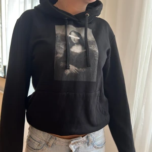 Svart hoodie med Mona Lisa-tryck - The cool elephant hoddie
