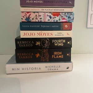 Böcker: Fourth Wing, Iron Flame mm - 8 olika böcker: fourt wing, iron flame, pachinko, en flickas memoarer, stjärnor i natten, Sophies historia, andra kvinnors liv och min historia- Michelle Obama. Alla böcker är i gott skick, lästa ca 1 gång. Säljer alla tillsammans för 600 kr, 120  kr för iron flame/four wing, 70 kr/övrig bok