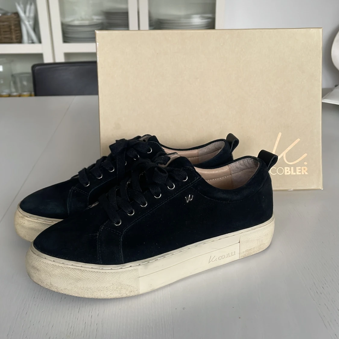 Svarta sneakers från K.Cobler