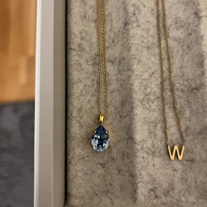 Caroline svedbom halsband  - Superfint Caroline svedboms halsband i nyskick då jag aldrig fått användning av det och bara legat i garderoben. Ordinarie pris: 795kr. Säljer för 629kr och orginalförpackingen kommer även med. Pris går att diskutera vid snabb affär. Postar samma dag!💕💕