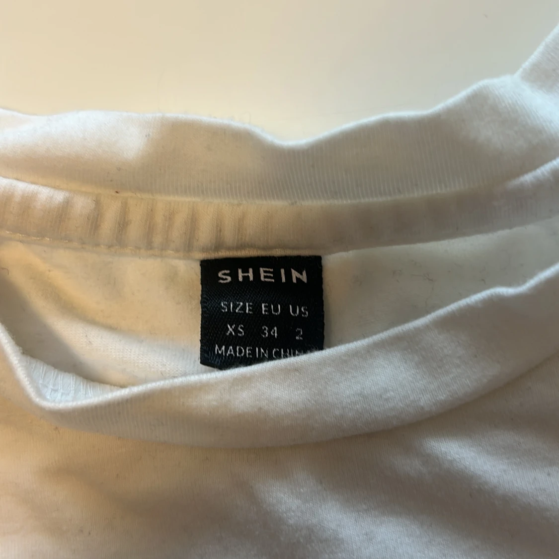 Vit topp med volangärmar från SHEIN - 1