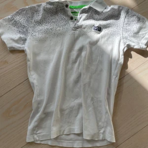 Vit piké t-shirt från Hugo Boss - Tjena! Säljer en vit snygg pike som är perfekt till sommaren, inga märken på skador.  Hör av er vid frågor.