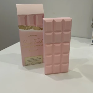 Sweet Tooth Eau de Parfum av Sabrina Carpenter - Parfym från Sabrina Carpenter. Köpt idag så använt bara en spray av flaskan. Perfekt doft till nu till sommaren.