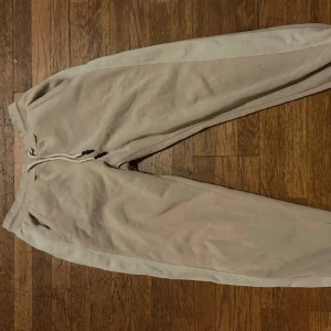 Rosa/vita mjukisbyxor - Fina mjukisbyxor i bra skick utöver en fläck på baksida vad, går säkert av i tvätt men vet inte helt 100!