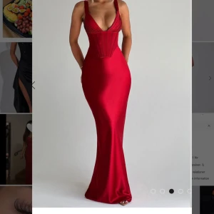 Röd långklänning med snörning och v-ringning - Säljer en elegant röd långklänning med djup v-ringning och smala axelband. Klänningen har figurnära passform, markerad midja och snygg snörning i ryggen. Perfekt för dig som vill sticka ut på festen eller balen! denna klänning är aldrig använd endast provat och har både prislapp och påse med. Köptes för 2700 iklusive frakt och tull  då den kommer från ett Australiskt företag. Kan hämtas.