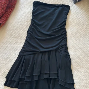 Bershka klänning - Så fin kort bandeau klänning från bershka i strl xs!🩷 endast använd 1 gång så precis som ny🥰 slutsåld på hemsidan🫶🏻 köpt för 500kr☺️